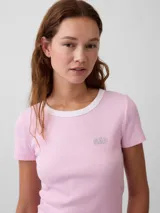Remera corta de ajuste ceñido color blanco con cuello redondo y ribete negro. Presenta mangas cortas y el logo bordado de Gap en el pecho.