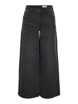 Jean de corte wide leg con tiro medio, confeccionado en denim de color negro. Presenta un diseño clásico de cinco bolsillos, cierre frontal con botón y cremallera, y pernera ancha.
