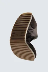 Zapatilla deportiva estilo barefoot, color marrón, con diseño de puntera ancha y redondeada. Confeccionada en una combinación de materiales textiles y detalles en serraje. Cuenta con suela fina de goma flexible y cordones en color crema.