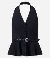 Chaleco negro con diseño peplum, escote halter con elástico en la nuca, cierre frontal con botones y cinturón ajustable con hebilla metálica.