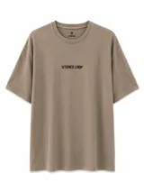 Remera de manga corta color gris claro, con corte oversize y pequeño estampado frontal con la inscripción 'STEREO LOOP'.