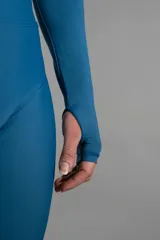 Remera deportiva de lycra de manga larga color azul, con cuello redondo y puños con abertura para el pulgar.