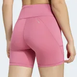 Calzas cortas de running Adidas modelo Run Essentials, de tiro alto en color rosado con cordón ajustable en la cintura y el logo reflectante de la marca en el muslo.