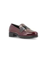 Mocasines de cuero charolado en combinación de colores bordó y marrón, con detalle de banda frontal en negro y suela de goma negra con pequeño taco.