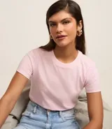 Remera celeste de media malla con cuello redondo y mangas cortas.