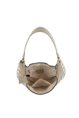 Cartera tipo hobo de Las Oreiro en color beige, con diseño de media luna y decorada con tachas metálicas plateadas en toda su superficie frontal. Incluye una correa fija y un dije colgante con el logo de la marca.
