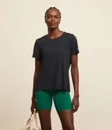 Remera deportiva de manga corta con cuello redondo, confeccionada en tejido texturizado de poliamida y elastano. Presenta un diseño con detalle reflectante y un pliegue en la espalda, ideal para actividades físicas por su secado rápido.