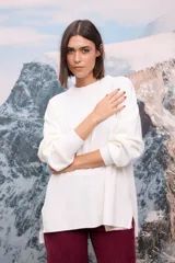 Buzo oversize de tejido de punto con textura acanalada, color blanco, de cuello redondo, manga larga y tajos laterales en el ruedo.