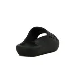 Chanclas Diadora modelo Sand de color negro, con diseño deslizante, perforaciones laterales para ventilación y el logo de la marca en blanco en la tira superior.