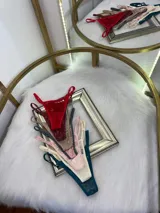 Pack de tres microtangas de encaje con tiras regulables, en colores surtidos.