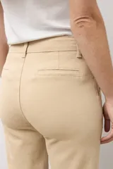 Pantalón recto estilo chino, de color beige, con bolsillos laterales y trabillas para cinturón.