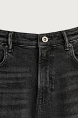 Jeans skinny fit de color azul, con efecto lavado y detalles de roturas en las piernas. Diseño de cinco bolsillos, tiro medio y cierre frontal con cremallera y botón.