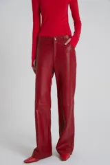 Pantalón de cuero rojo de tiro medio y corte recto.