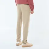 Pantalón de chándal color beige, de tejido de punto piqué, con corte recto y un pliegue central marcado en la parte delantera de cada pierna.