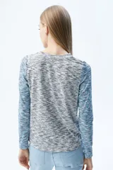 Remera de rib melange en colores combinados, con calce al cuerpo, escote a la base y aberturas en los hombros.