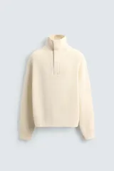 Jersey de punto con cuello perkins y cierre frontal con solapa oculta. Presenta diseño de manga larga con terminaciones en rib.