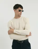 Sweater de punto con textura tipo waffle, color negro, de corte clásico con cuello redondo y mangas largas.