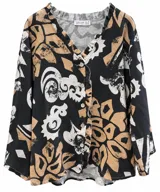 Camisa de lino negra con estampado abstracto en tonos beige y blanco, escote en V con volados y cierre frontal de botones.