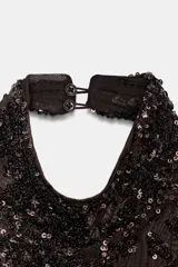 Vestido largo de fiesta color marrón con lentejuelas, cuello halter y espalda descubierta. Cierre con botones en el cuello.