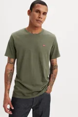Remera verde militar de algodón, de corte clásico y manga corta. Presenta logo de Levi's en el pecho.