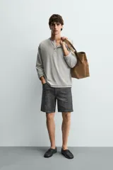 Bermuda de jean con corte regular fit, confeccionada en denim de algodón con elasticidad. Presenta diseño de cinco bolsillos, efecto lavado y cierre frontal con cremallera y botón.