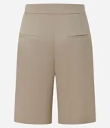 Bermuda color beige de corte recto confeccionada en tejido liso. Lleva una cinturilla transtemporal con dos botones y solapas plisadas justo debajo de la cintura.