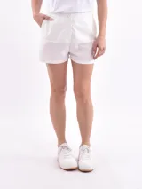 Shorts de vestir color negro, tiro alto, con cierre frontal de botón y cremallera, y bolsillos laterales.