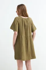 Vestido corto fluido de gasa de algodón color verde militar, con mangas cortas, escote redondo con cordón ajustable en el centro y costura fruncida en la cintura.
