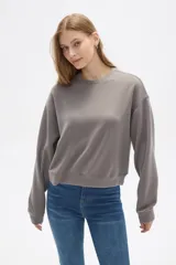 Buzo gris de corte ancho y cuello redondo.