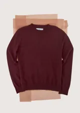 Sweater de punto color bordó, con cuello redondo y mangas largas, de corte clásico y ajuste recto.