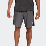 Short deportivo Umbro color gris oscuro, de material microfibra, con corte recto y logo Umbro blanco en el muslo derecho.