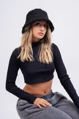 Polera crop top de manga larga en tejido acanalado, con cuello alto y ajuste al cuerpo.
