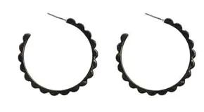 Aros tipo argolla de Miss Carol, con diseño de borde festoneado y acabado metálico.