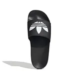Sandalias Adidas Adilette unisex color negro con logo blanco. Diseño clásico de una sola pieza, ideales para uso casual y deportivo.