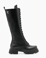 Bota larga acordonada de cuero vacuno color negro, con suela track y chapita con logo de la marca.