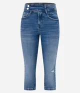 Pantalón capri de jeans azul con cintura alta con botones, bolsillos delanteros y traseros y roturas en las piernas.