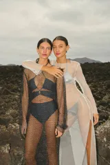 Traje de baño entero negro de lycra brillante, con escote cruzado tipo bikini y bombacha vedetina.