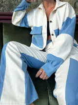 Camisa de manga larga con bloques de color en jean celeste y gabardina color crema.