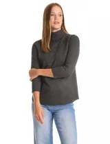 Buzo de tejido fino en color gris oscuro, con cuello alto acanalado y mangas tres cuartos. Presenta un diseño con líneas acanaladas en diagonal desde el cuello hacia las sisas y pequeños tajos laterales en el ruedo.