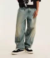 Pantalón de jean negro estilo super baggy, con diseño holgado, tiro alto y detalles de costuras deshilachadas a lo largo de las piernas.