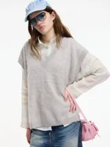 Sweater sin mangas de cuello V, color azul marino, confeccionado en cashmere.