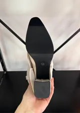 Botas de caña alta color blanco, con punta fina y taco chino.