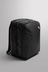 Mochila negra de tejido técnico con compartimento principal con cierre de cremallera y dos compartimentos internos con cierre de cremallera. Bolsillo frontal con cierre de cremallera, asa de mano, asa de hombro ajustable y extraíble, y dos asas de hombro acolchadas y ajustables con cinta con hebilla de liberación rápida.