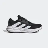 Championes de running Adidas modelo Questar 3, color negro con las tres tiras características en blanco. Presentan una parte superior de malla ligera y transpirable, mediasuela con tecnología Bounce 2.0 para una amortiguación receptiva y suela de caucho para mayor tracción.