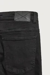 Jeans skinny cropped fit de corte ajustado y tiro medio, con diseño de cinco bolsillos y efecto lavado.