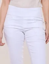 Pantalón capri de denim azul con cintura tipo faja elastizada, bolsillos frontales y traseros, y ajuste entallado por debajo de la rodilla.