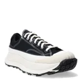 Championes Converse modelo Chuck 70 AT con plataforma, confeccionados en lona negra con costuras blancas en contraste. Presentan puntera reforzada de goma estriada, suela de plataforma alta y suela exterior de goma con relieve para mayor tracción.
