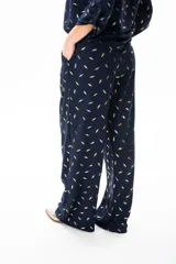 Pantalón palazzo azul con estampado de hojas doradas, cintura elástica y corte amplio.