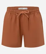 Bermuda de playa para hombre, confeccionada en algodón con textura, cuenta con cintura elástica y bolsillos laterales.