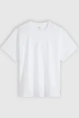 Remera blanca de manga corta y cuello redondo, con corte relajado y detalle de texto bordado en el pecho.